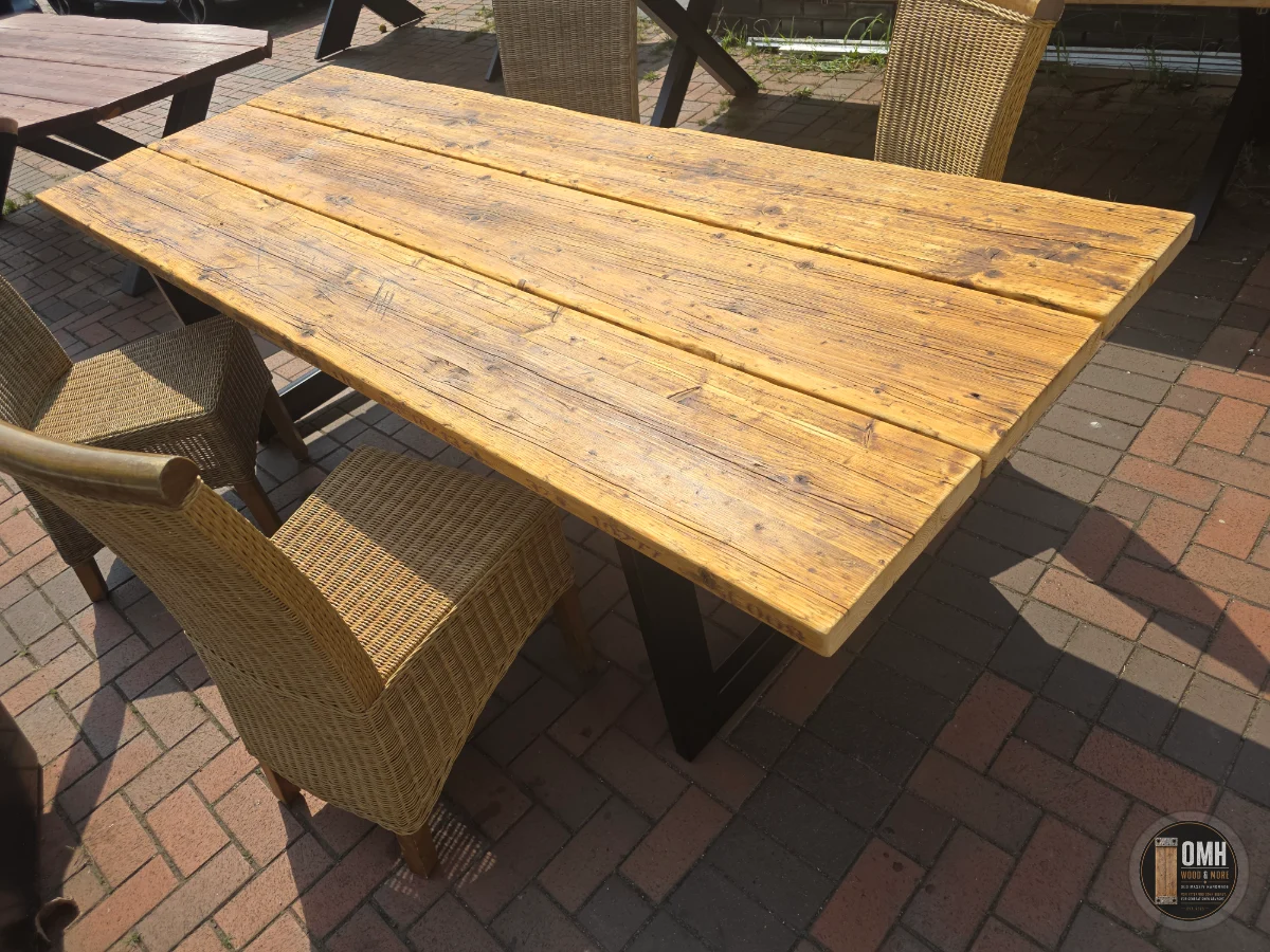 Gerüstbohlentisch 245 cm mit Stuhl, Ansicht von der Längsseite – OMH Wood & More