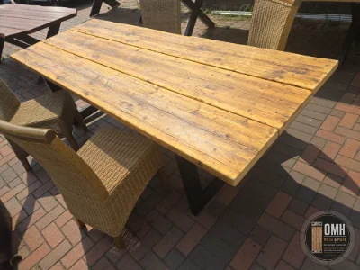 Gerüstbohlentisch 245 cm mit Stuhl, Ansicht von der Längsseite – OMH Wood & More
