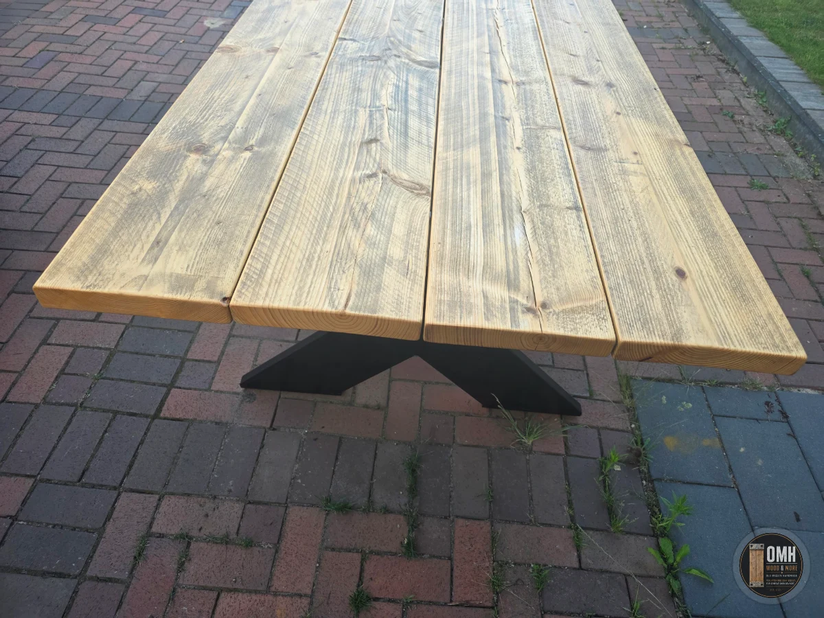 Kante der Gerüstbohlenplatte mit natürlicher Holzstruktur – OMH Wood & More