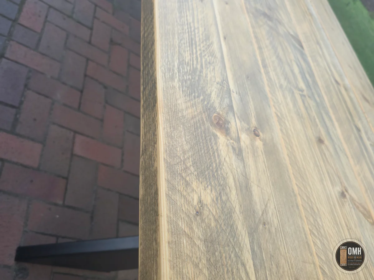 Seitenansicht der massiven Tischplatte mit ca. 4,5 cm Plattenstärke – OMH Wood & More