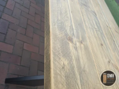 Seitenansicht der massiven Tischplatte mit ca. 4,5 cm Plattenstärke – OMH Wood & More