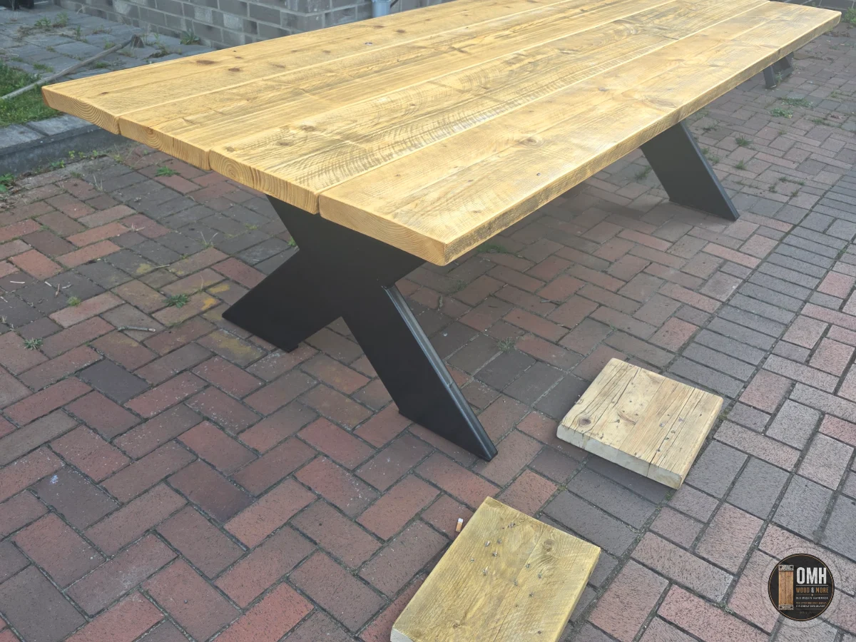 Gerüstbohlentisch 260 × 108 cm schräg von oben mit sichtbarem X-Gestell – OMH Wood & More