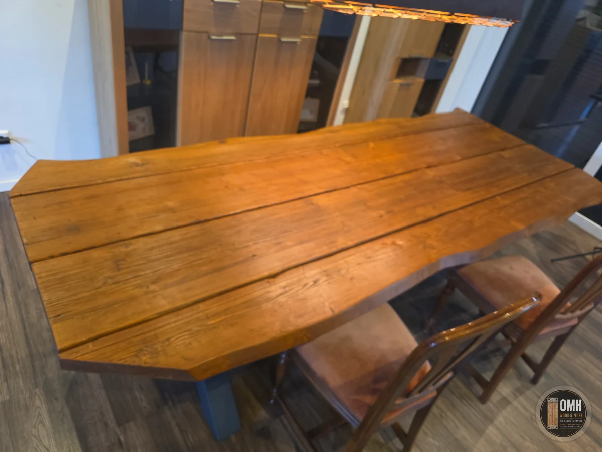 Massiver Bohlen-Esstisch 275 cm in Baumkantenoptik mit Stühlen im Innenraum – OMH Wood & More