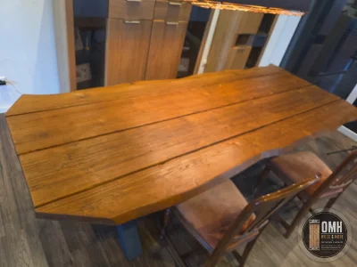 Massiver Bohlen-Esstisch 275 cm in Baumkantenoptik mit Stühlen im Innenraum – OMH Wood & More