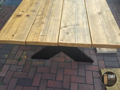 Detail der geschliffenen und gebürsteten Gerüstbohlen der Tischplatte – OMH Wood & More