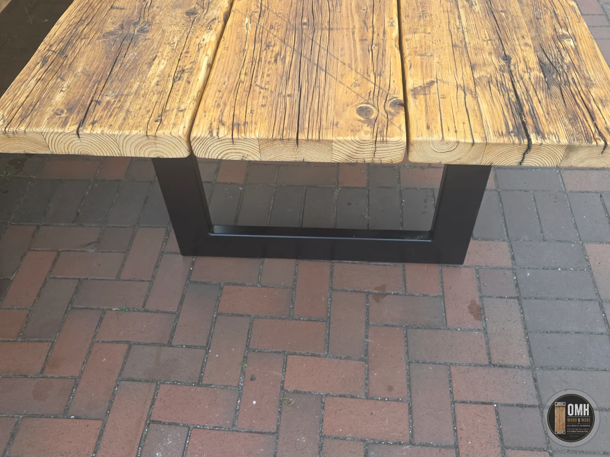 Seitenansicht der Tischplatte mit schwarzem U-Profil-Gestell – OMH Wood & More