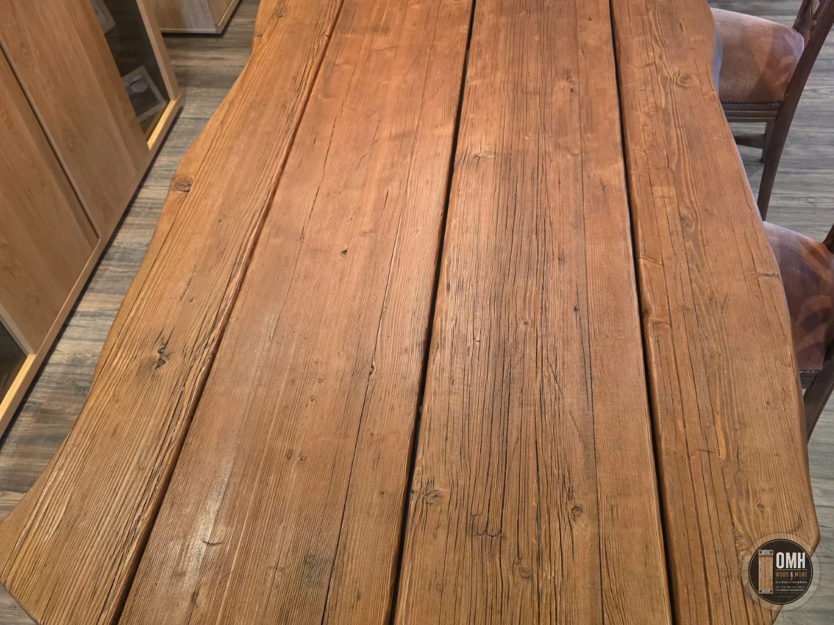 Tischplatte in Baumkantenoptik mit rustikaler Holzstruktur von oben – OMH Wood & More
