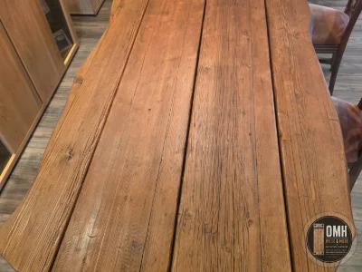 Tischplatte in Baumkantenoptik mit rustikaler Holzstruktur von oben – OMH Wood & More