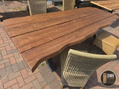Bohlen-Esstisch 275 cm in Baumkantenoptik im Außenbereich – OMH Wood & More