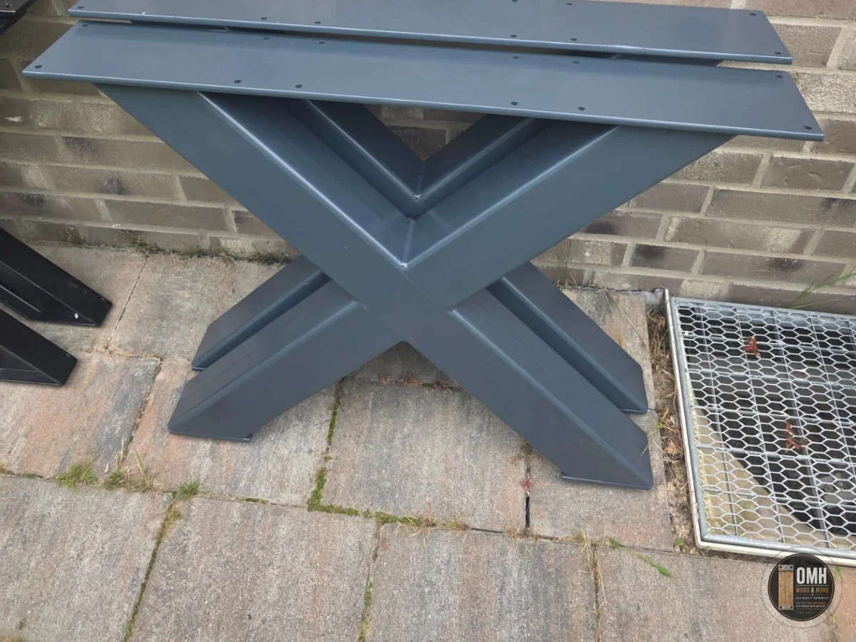 Beispielfoto: X-Gestell aus Quadratrohr in Anthrazit Feinstruktur