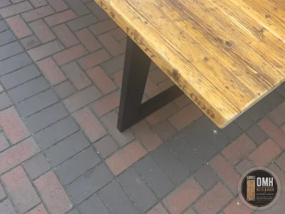 Tischplatte aus drei originalen Gerüstbohlen mit U-Gestell von oben – OMH Wood & More