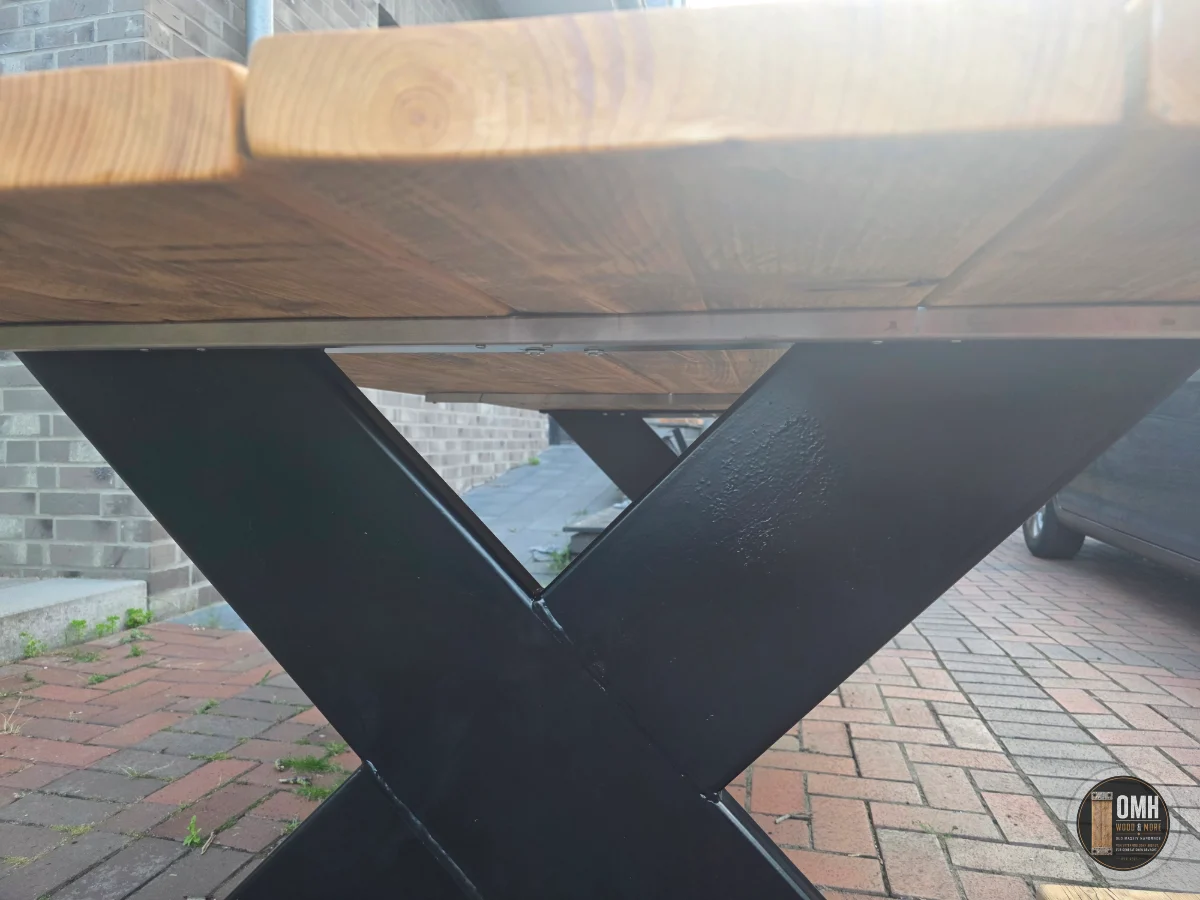 Detailansicht des geschweißten Stahl-X-Gestells in Schwarz – OMH Wood & More