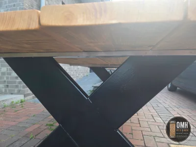 Detailansicht des geschweißten Stahl-X-Gestells in Schwarz – OMH Wood & More