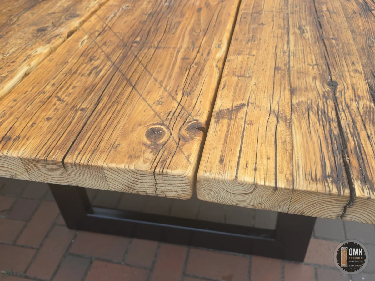 Detailansicht der Gerüstbohlen mit gewachsener Patina – OMH Wood & More